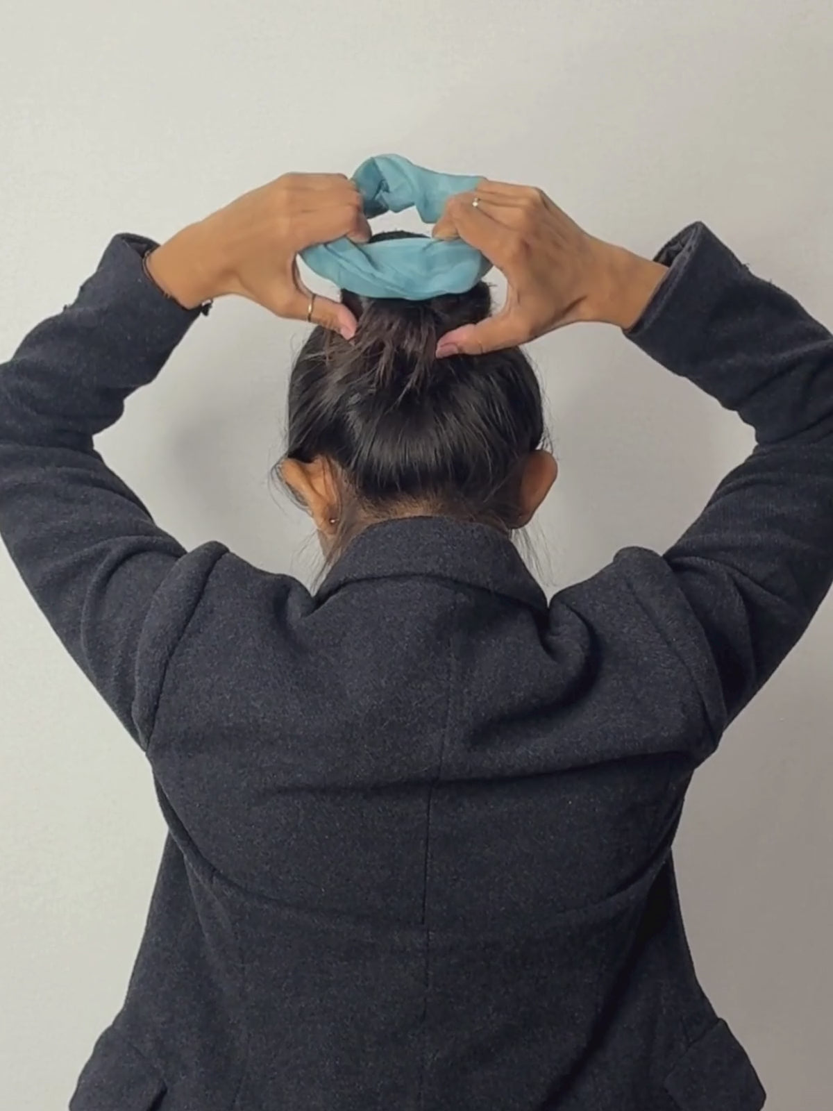 Shreya blue scrunchie video